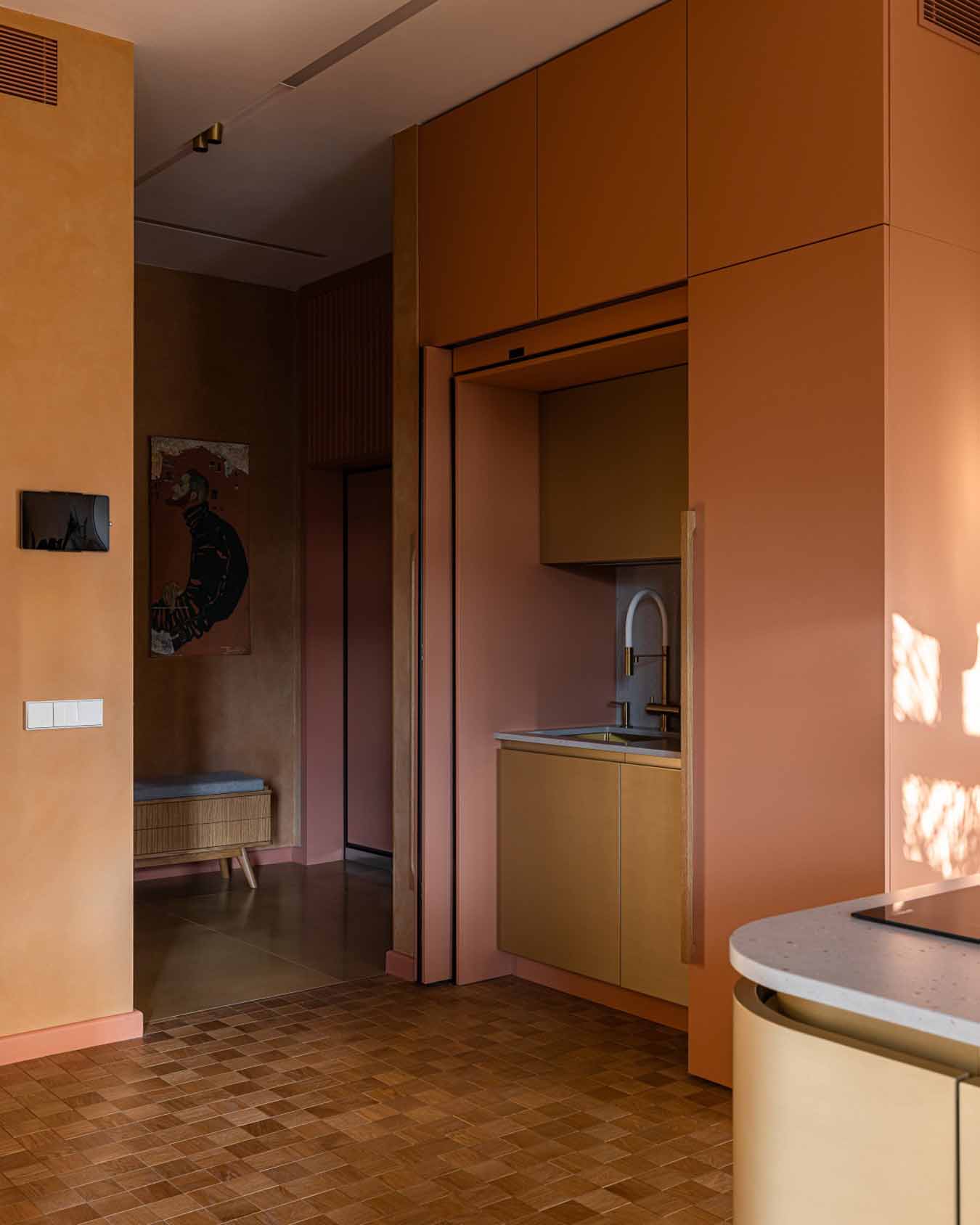 Modernista örökség és funkcionalizmus, földszínek és mikrocement Modernista örökség és funkcionalizmus, földszínek és mikrocement