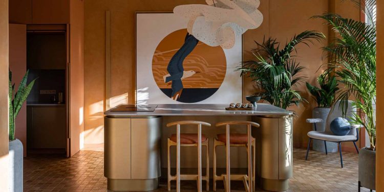 Modernista örökség és funkcionalizmus, földszínek és mikrocement