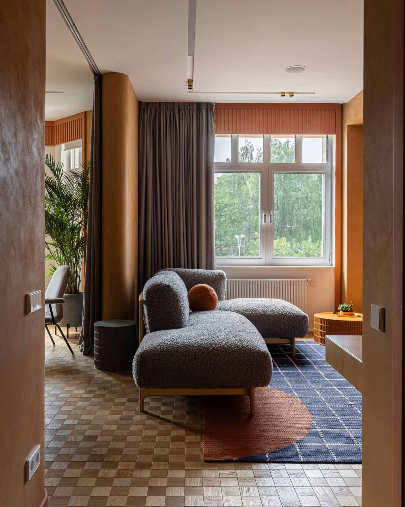 Modernista örökség és funkcionalizmus, földszínek és mikrocement Modernista örökség és funkcionalizmus, földszínek és mikrocement