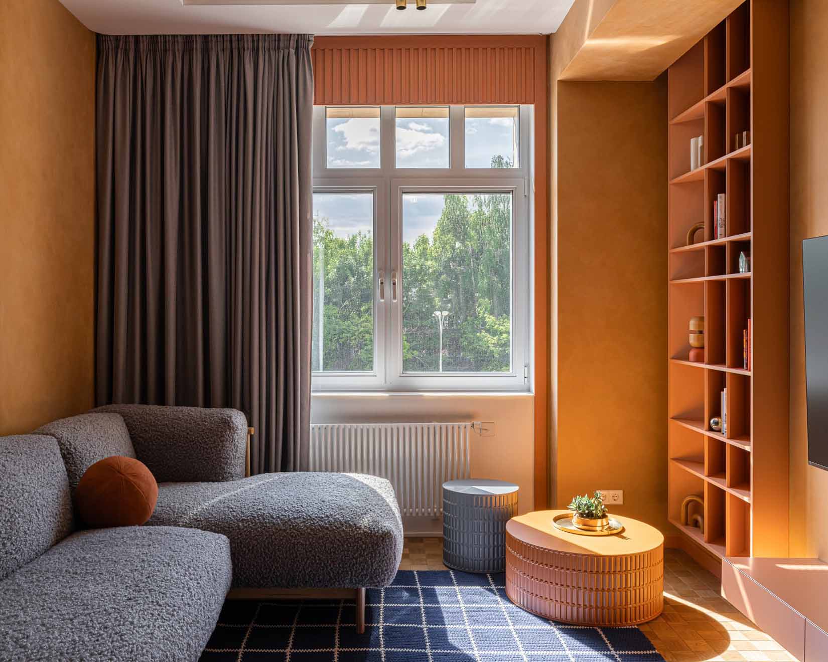 Modernista örökség és funkcionalizmus, földszínek és mikrocement Modernista örökség és funkcionalizmus, földszínek és mikrocement