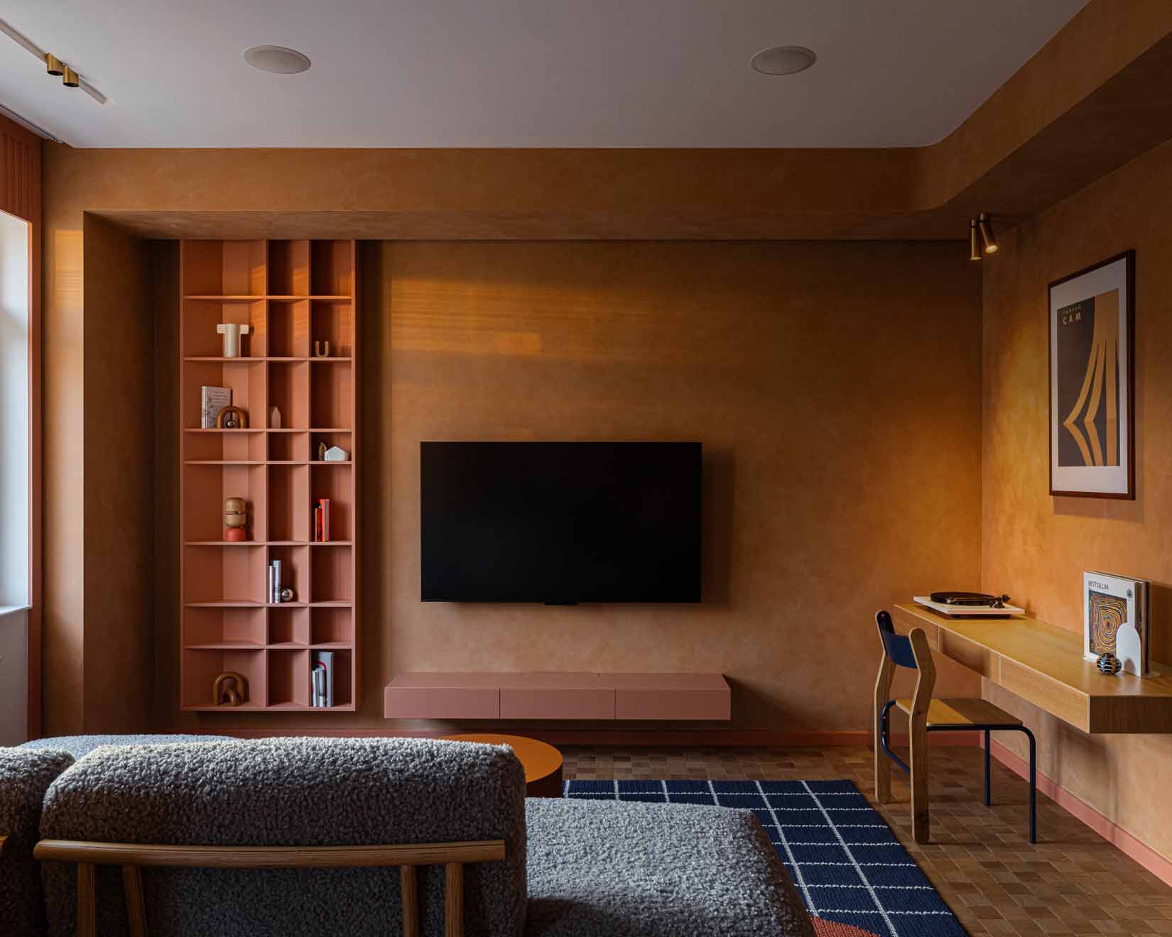 Modernista örökség és funkcionalizmus, földszínek és mikrocement Modernista örökség és funkcionalizmus, földszínek és mikrocement