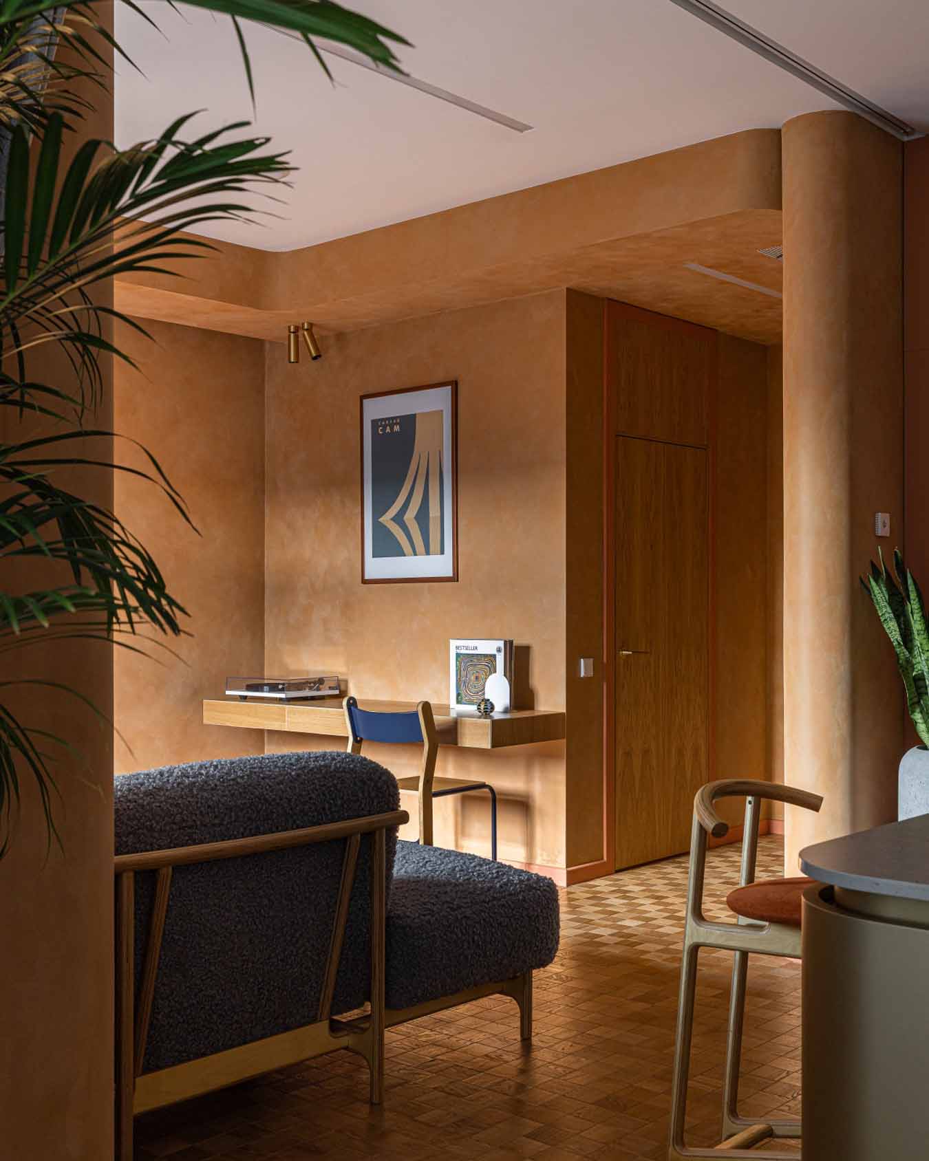 Modernista örökség és funkcionalizmus, földszínek és mikrocement Modernista örökség és funkcionalizmus, földszínek és mikrocement