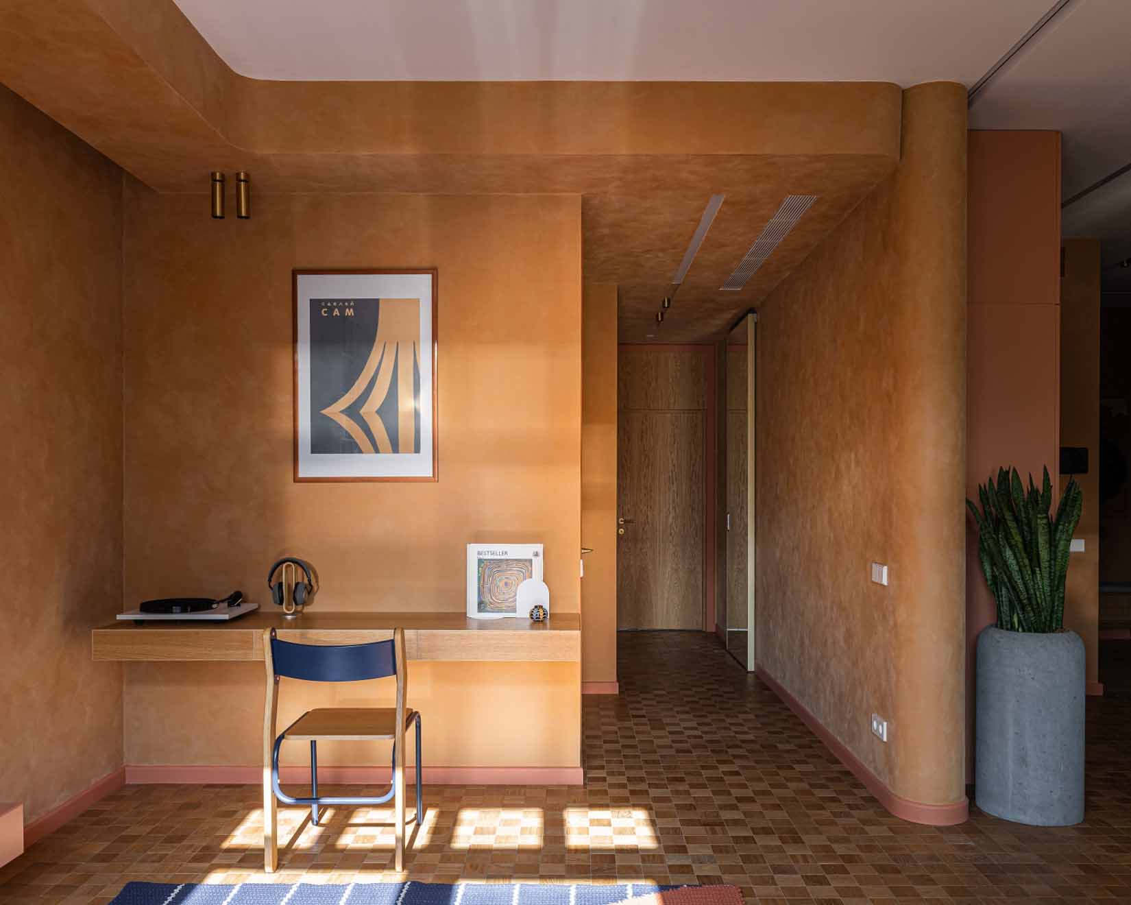 Modernista örökség és funkcionalizmus, földszínek és mikrocement Modernista örökség és funkcionalizmus, földszínek és mikrocement