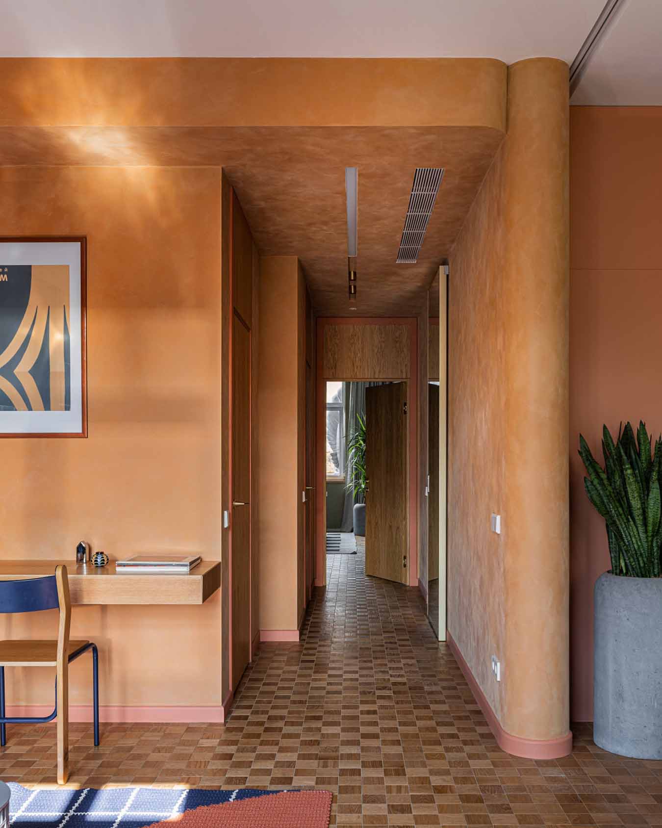 Modernista örökség és funkcionalizmus, földszínek és mikrocement Modernista örökség és funkcionalizmus, földszínek és mikrocement