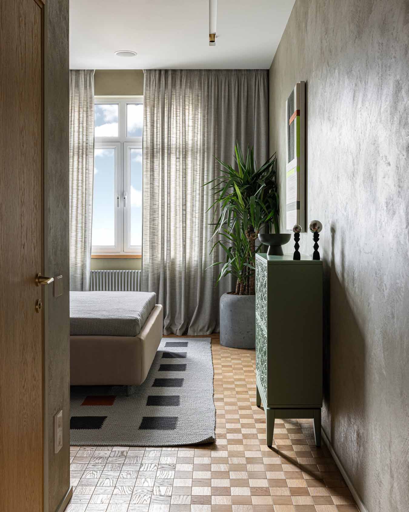 Modernista örökség és funkcionalizmus, földszínek és mikrocement Modernista örökség és funkcionalizmus, földszínek és mikrocement