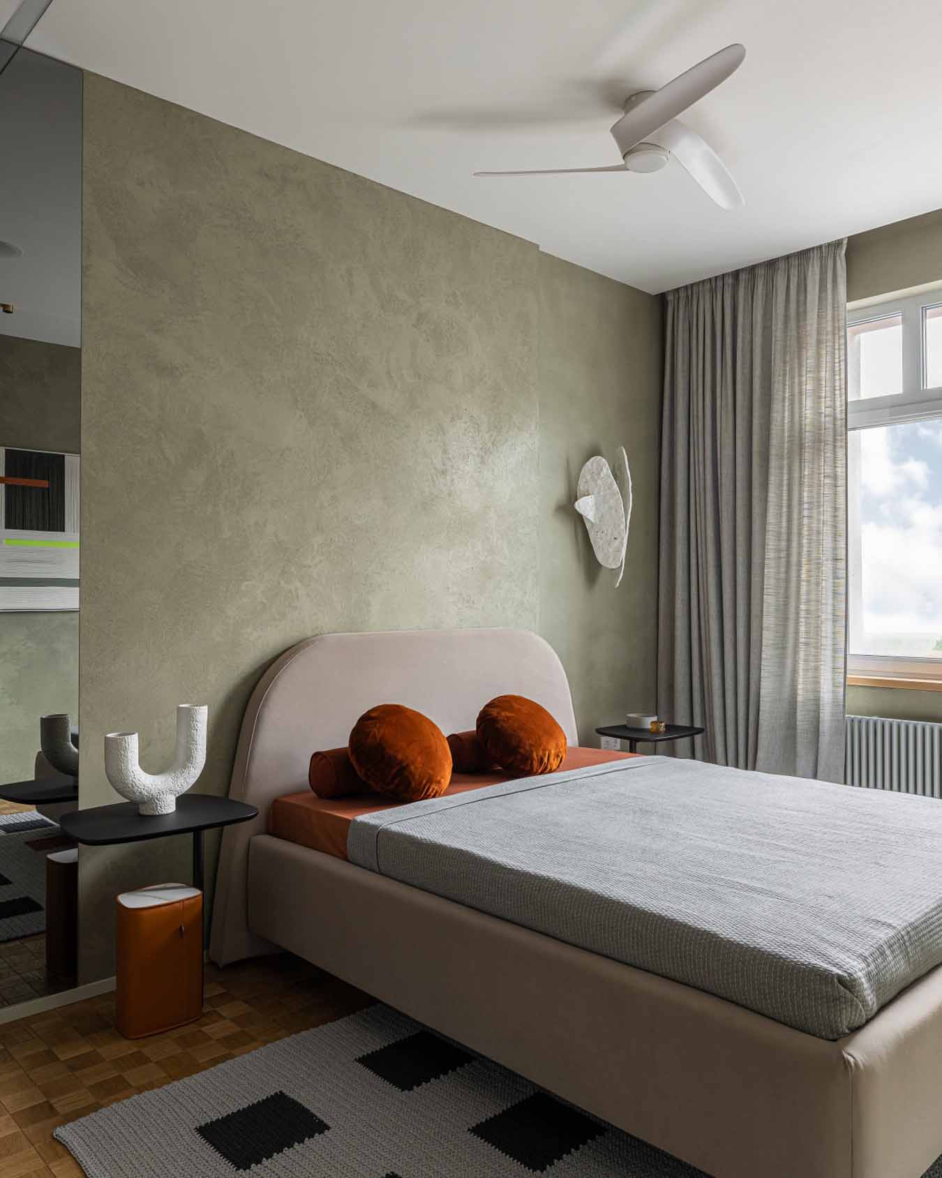 Modernista örökség és funkcionalizmus, földszínek és mikrocement Modernista örökség és funkcionalizmus, földszínek és mikrocement