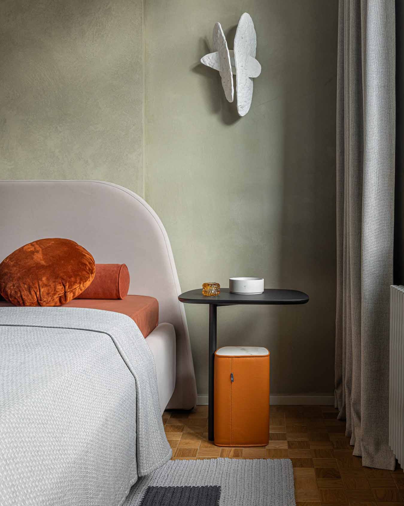 Modernista örökség és funkcionalizmus, földszínek és mikrocement Modernista örökség és funkcionalizmus, földszínek és mikrocement