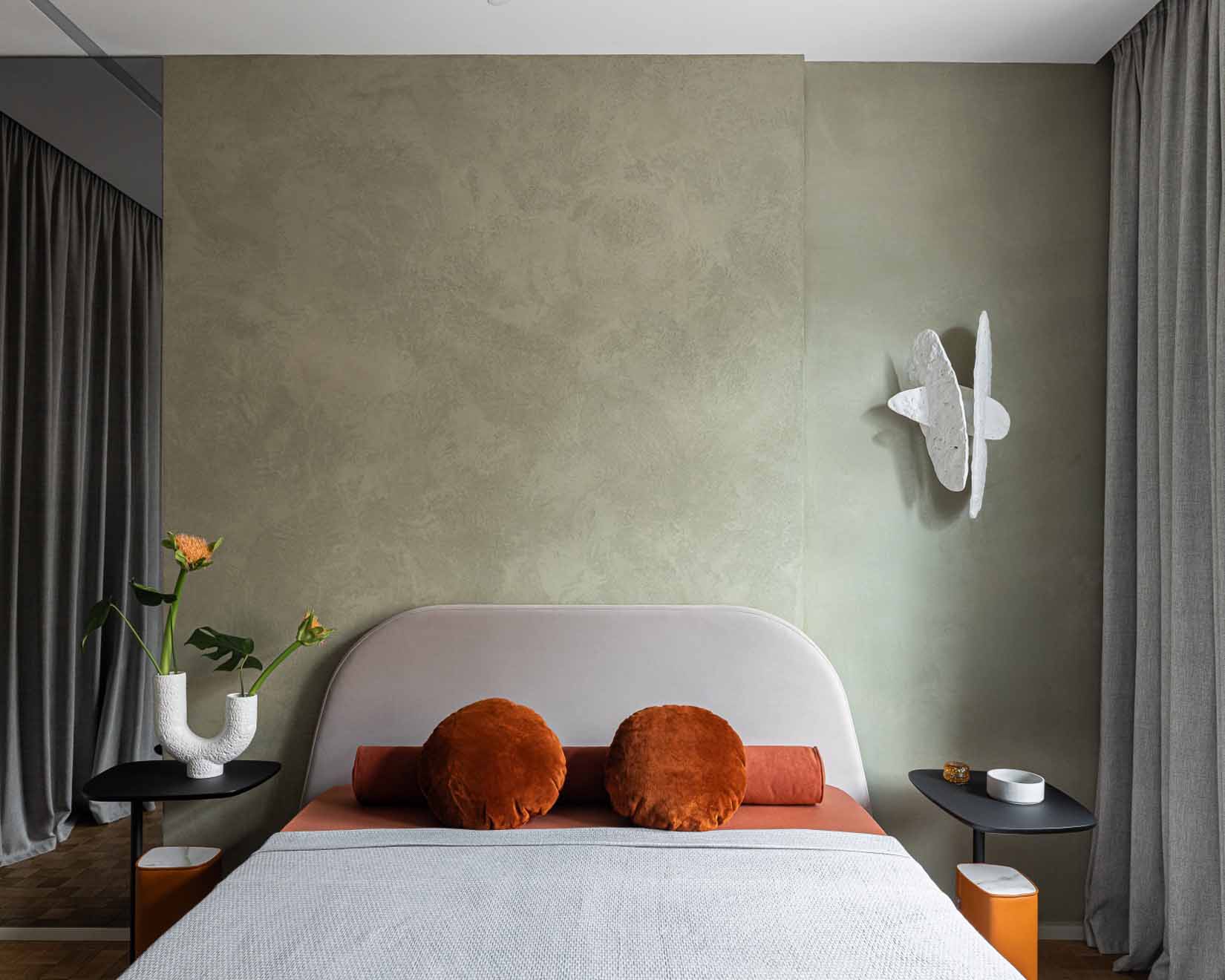 Modernista örökség és funkcionalizmus, földszínek és mikrocement Modernista örökség és funkcionalizmus, földszínek és mikrocement