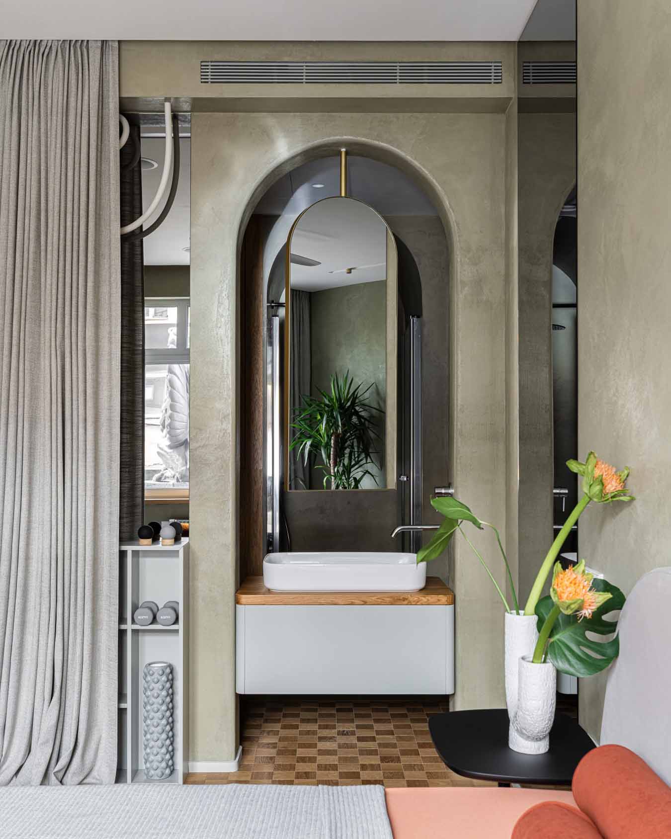 Modernista örökség és funkcionalizmus, földszínek és mikrocement Modernista örökség és funkcionalizmus, földszínek és mikrocement