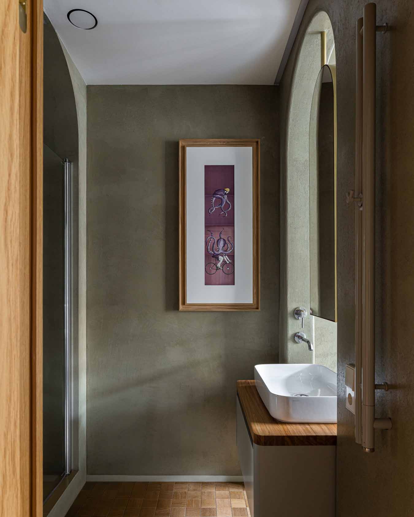 Modernista örökség és funkcionalizmus, földszínek és mikrocement Modernista örökség és funkcionalizmus, földszínek és mikrocement