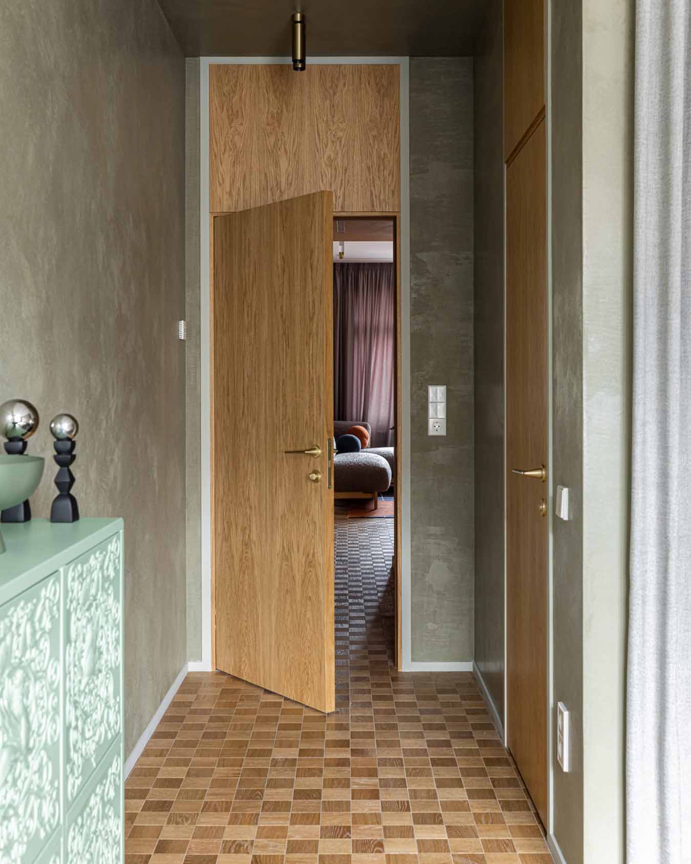 Modernista örökség és funkcionalizmus, földszínek és mikrocement Modernista örökség és funkcionalizmus, földszínek és mikrocement