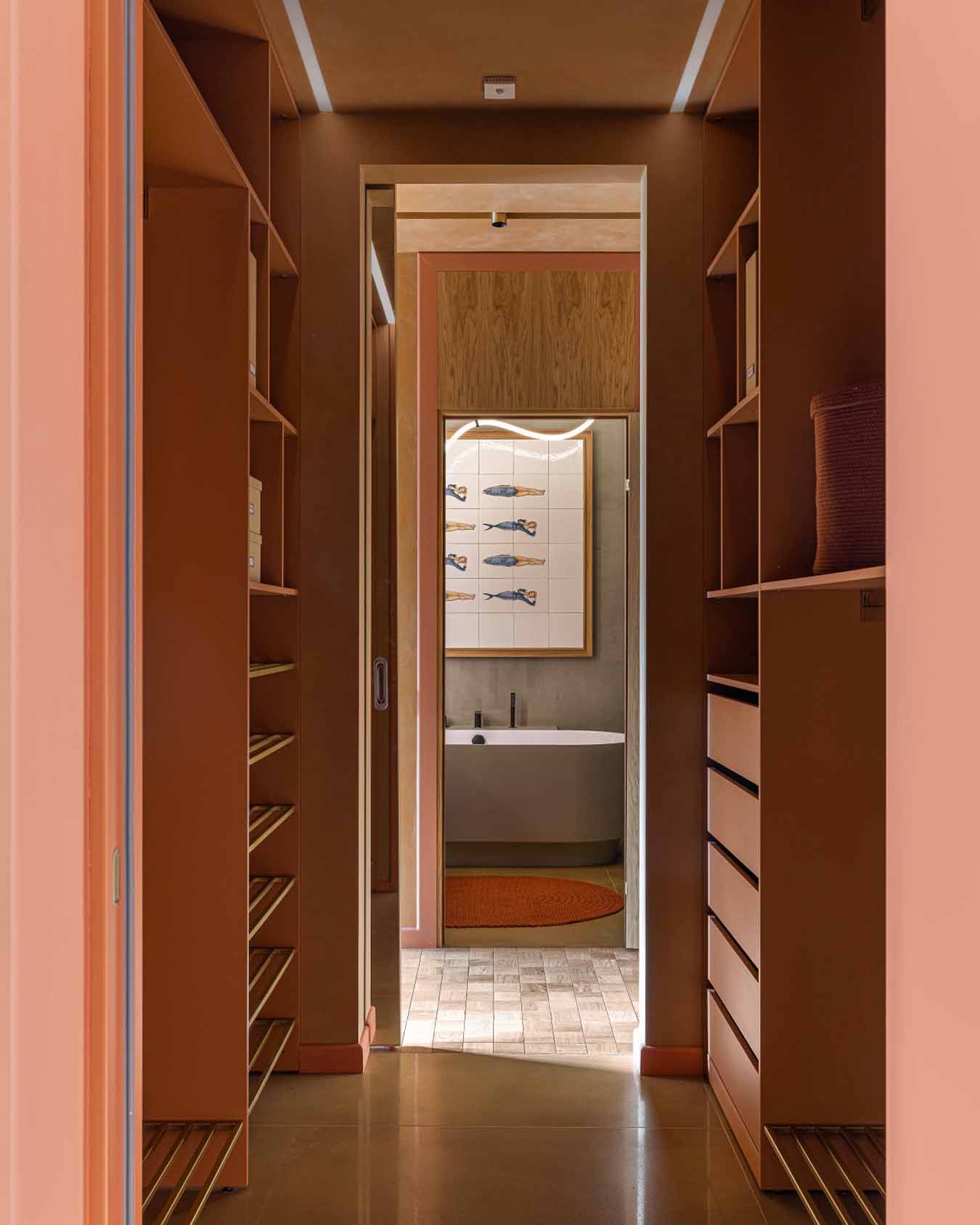 Modernista örökség és funkcionalizmus, földszínek és mikrocement Modernista örökség és funkcionalizmus, földszínek és mikrocement