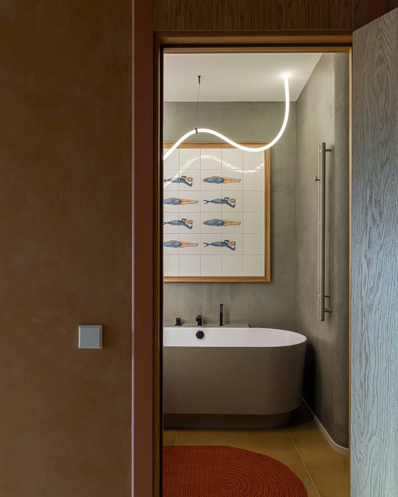 Modernista örökség és funkcionalizmus, földszínek és mikrocement Modernista örökség és funkcionalizmus, földszínek és mikrocement