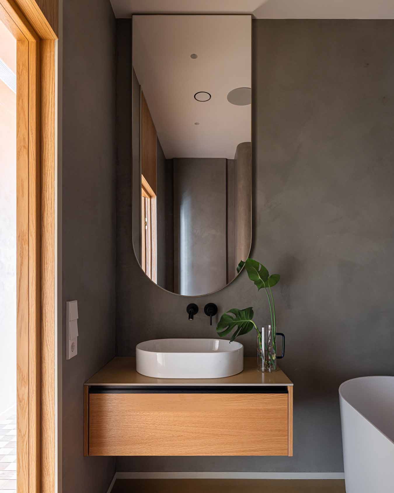 Modernista örökség és funkcionalizmus, földszínek és mikrocement Modernista örökség és funkcionalizmus, földszínek és mikrocement