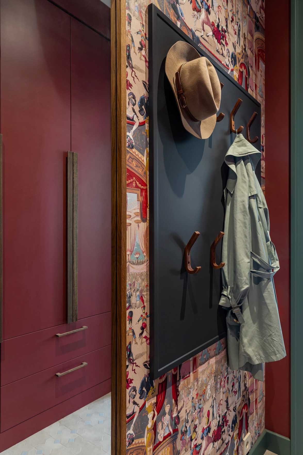 Bátor színhasználat, különleges tapéták 67 m2-es lakásban Bátor színhasználat, különleges tapéták 67 m2-es lakásban