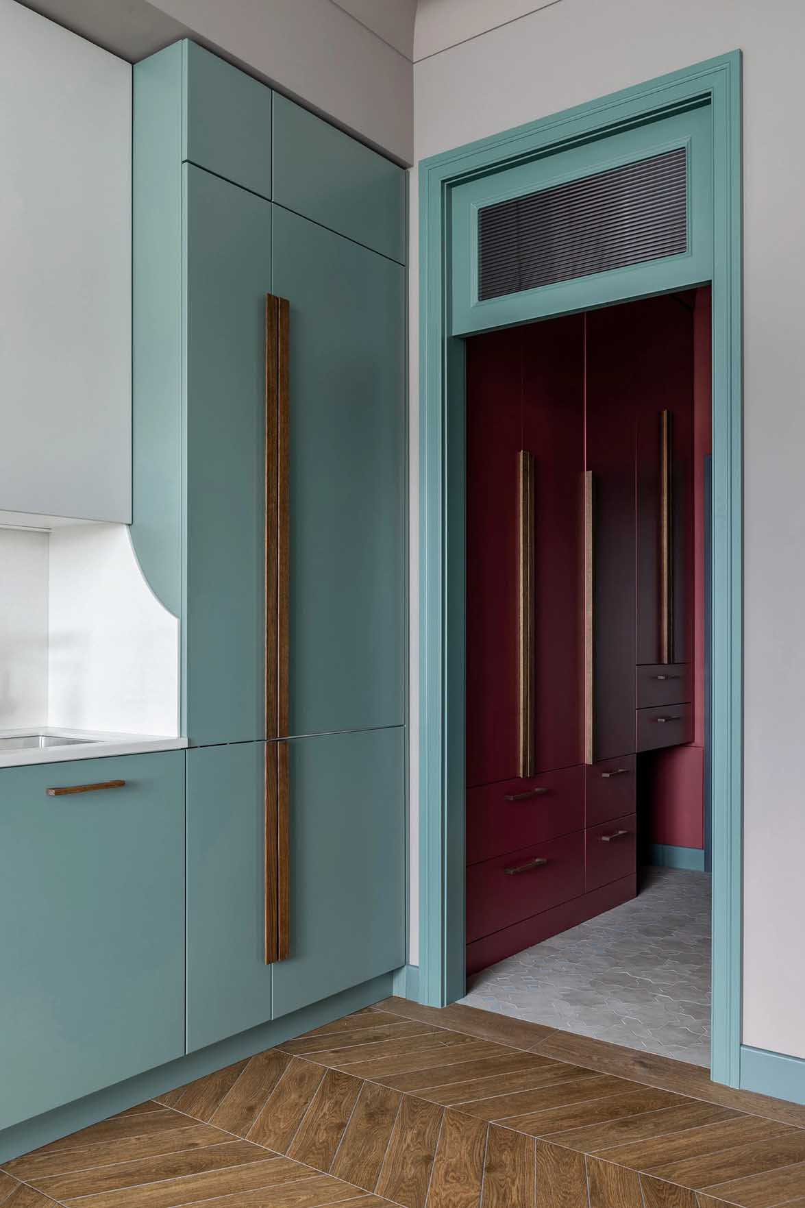 Bátor színhasználat, különleges tapéták 67 m2-es lakásban Bátor színhasználat, különleges tapéták 67 m2-es lakásban