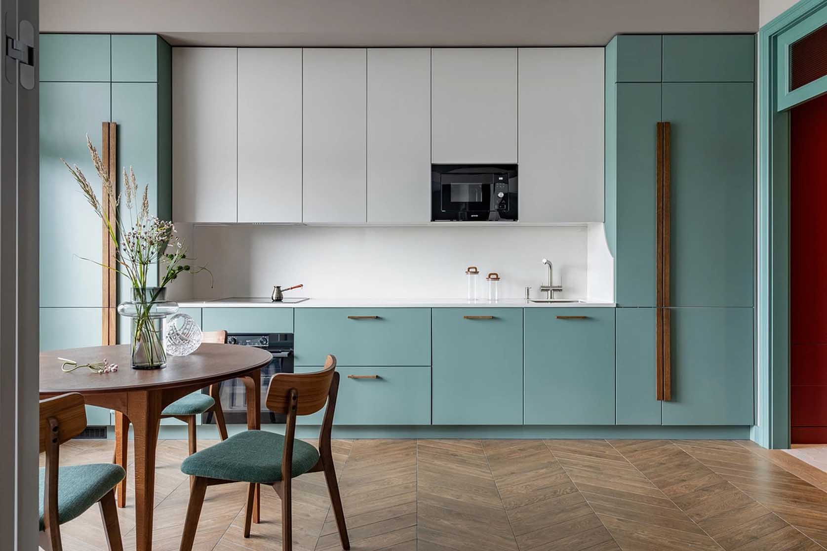 Bátor színhasználat, különleges tapéták 67 m2-es lakásban Bátor színhasználat, különleges tapéták 67 m2-es lakásban