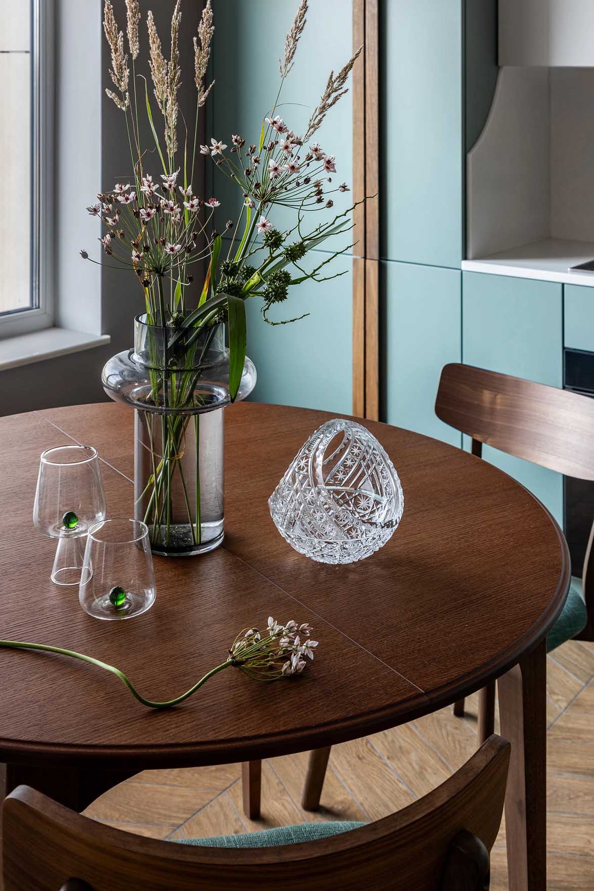 Bátor színhasználat, különleges tapéták 67 m2-es lakásban Bátor színhasználat, különleges tapéták 67 m2-es lakásban