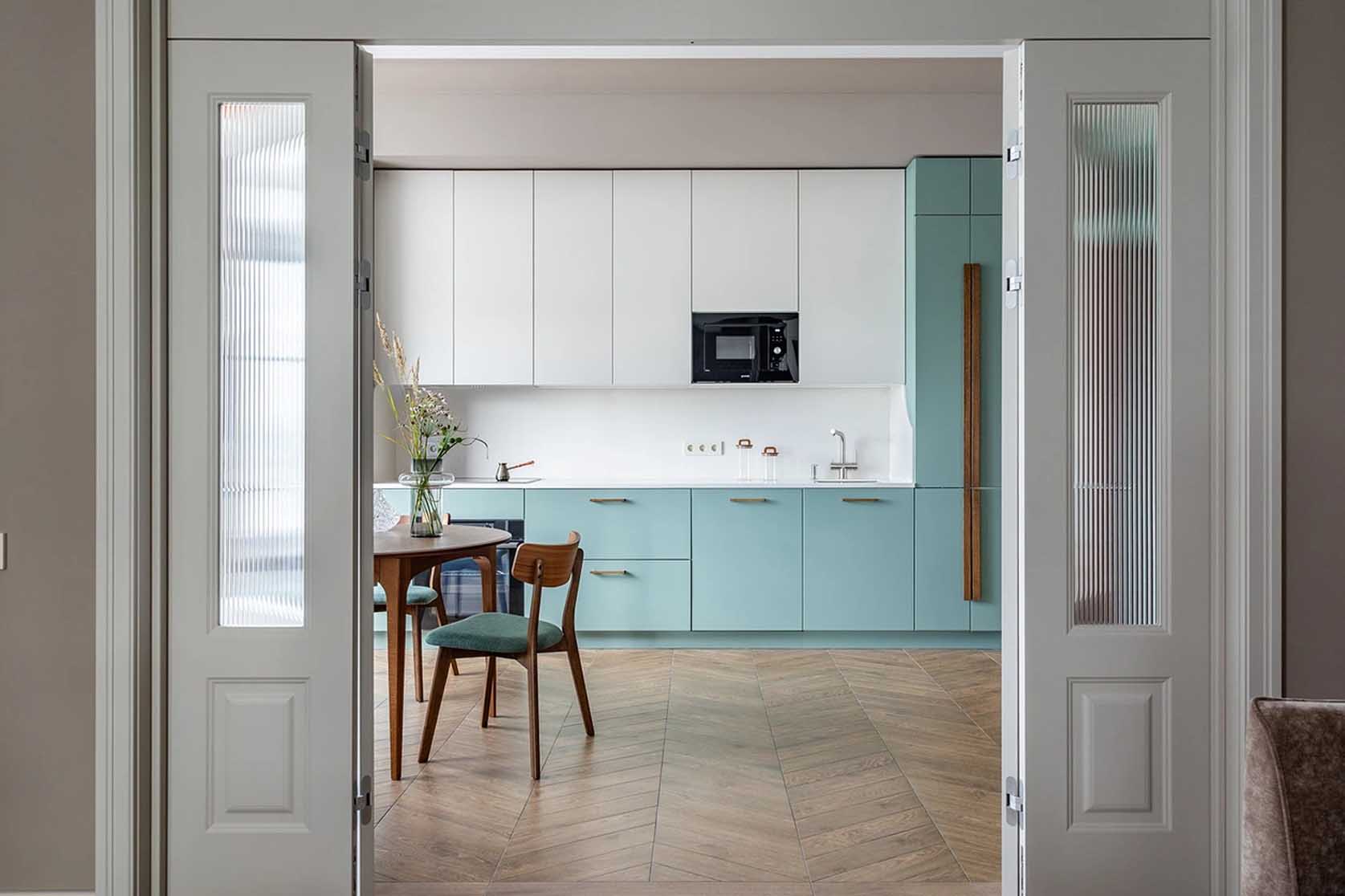 Bátor színhasználat, különleges tapéták 67 m2-es lakásban Bátor színhasználat, különleges tapéták 67 m2-es lakásban