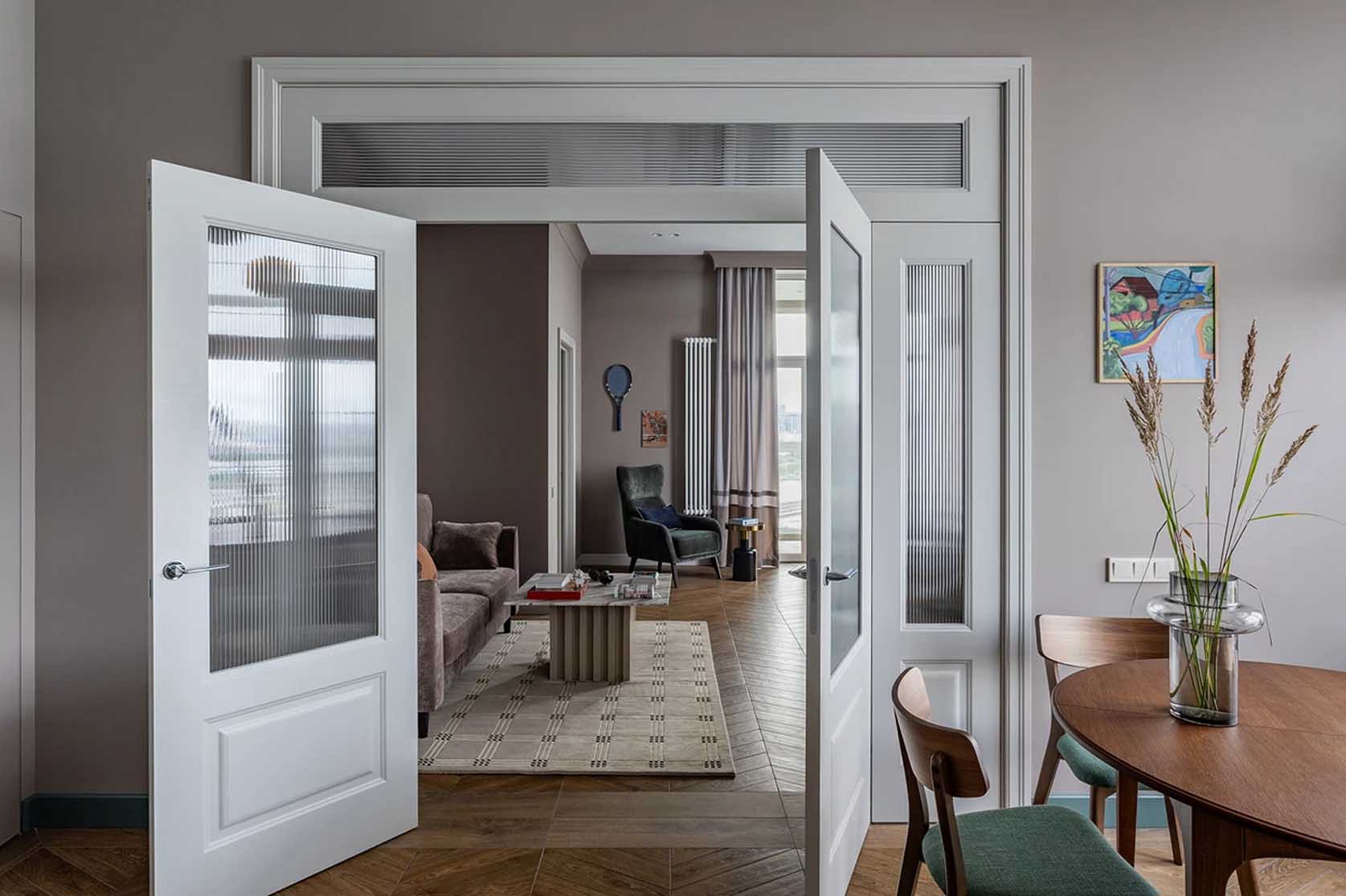 Bátor színhasználat, különleges tapéták 67 m2-es lakásban Bátor színhasználat, különleges tapéták 67 m2-es lakásban