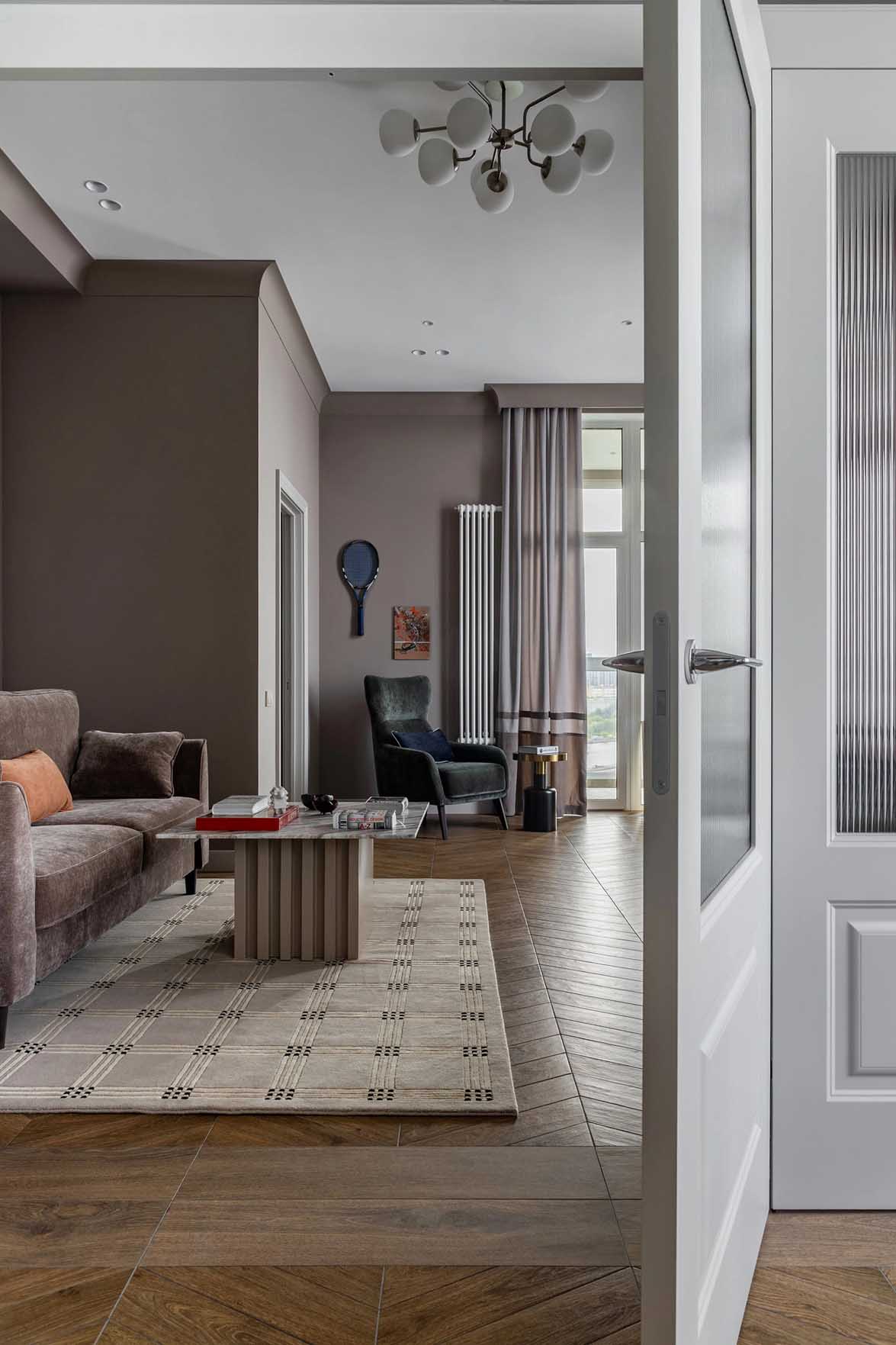 Bátor színhasználat, különleges tapéták 67 m2-es lakásban Bátor színhasználat, különleges tapéták 67 m2-es lakásban