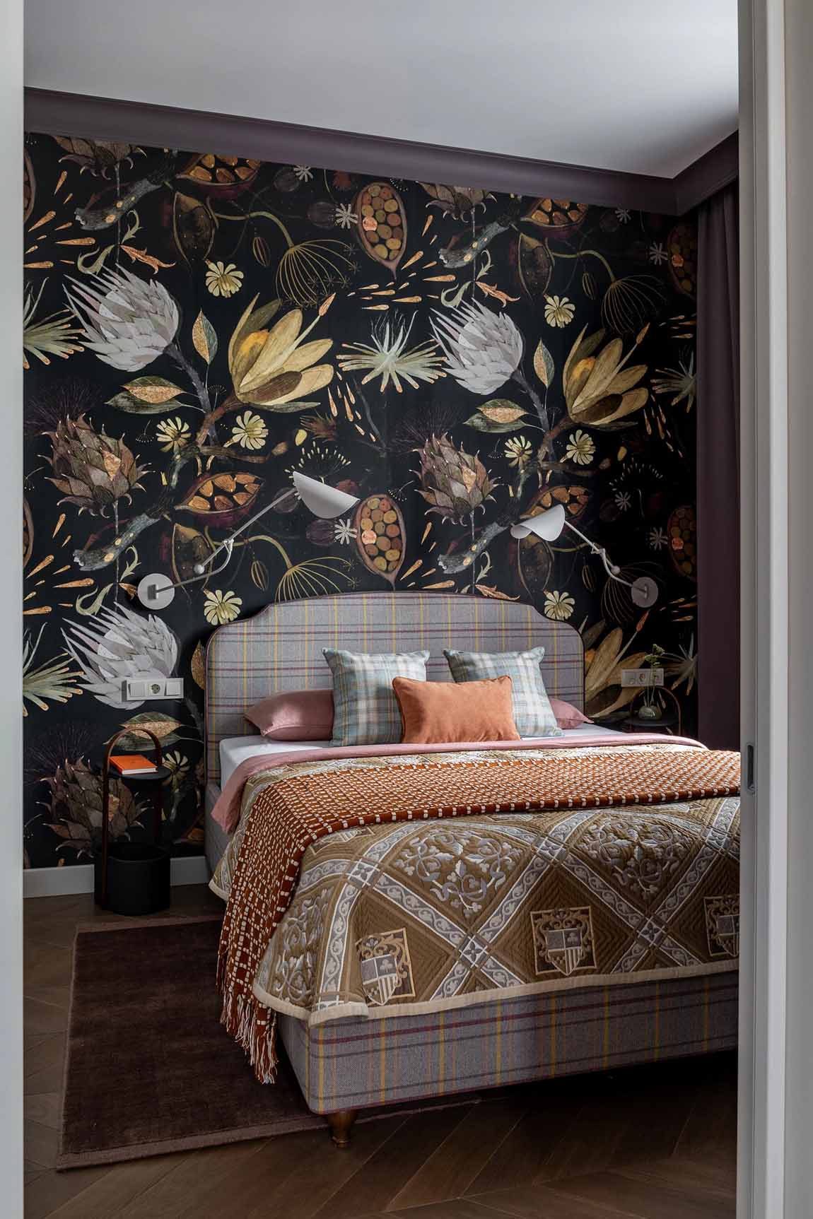 Bátor színhasználat, különleges tapéták 67 m2-es lakásban Bátor színhasználat, különleges tapéták 67 m2-es lakásban