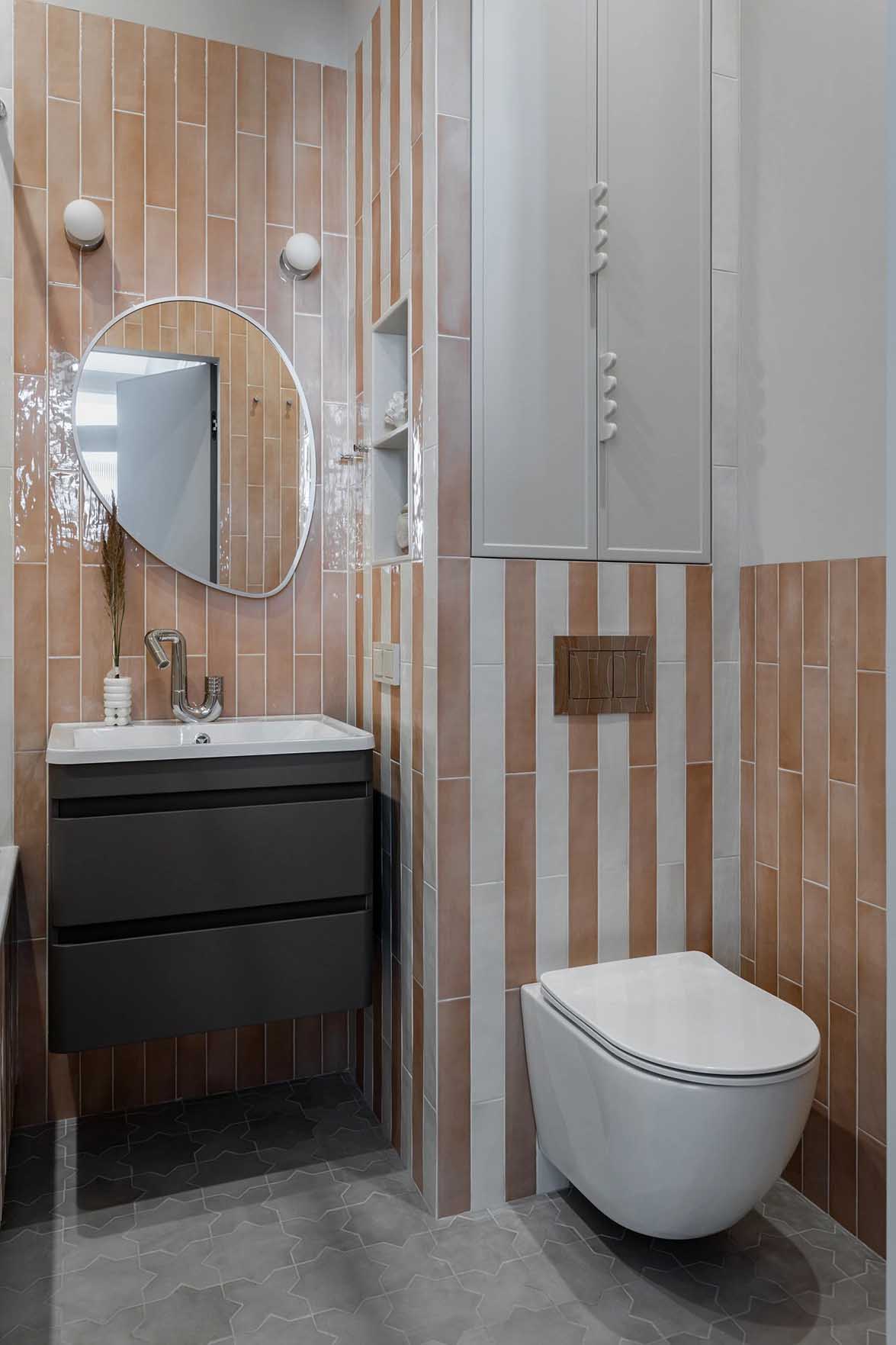 Bátor színhasználat, különleges tapéták 67 m2-es lakásban Bátor színhasználat, különleges tapéták 67 m2-es lakásban