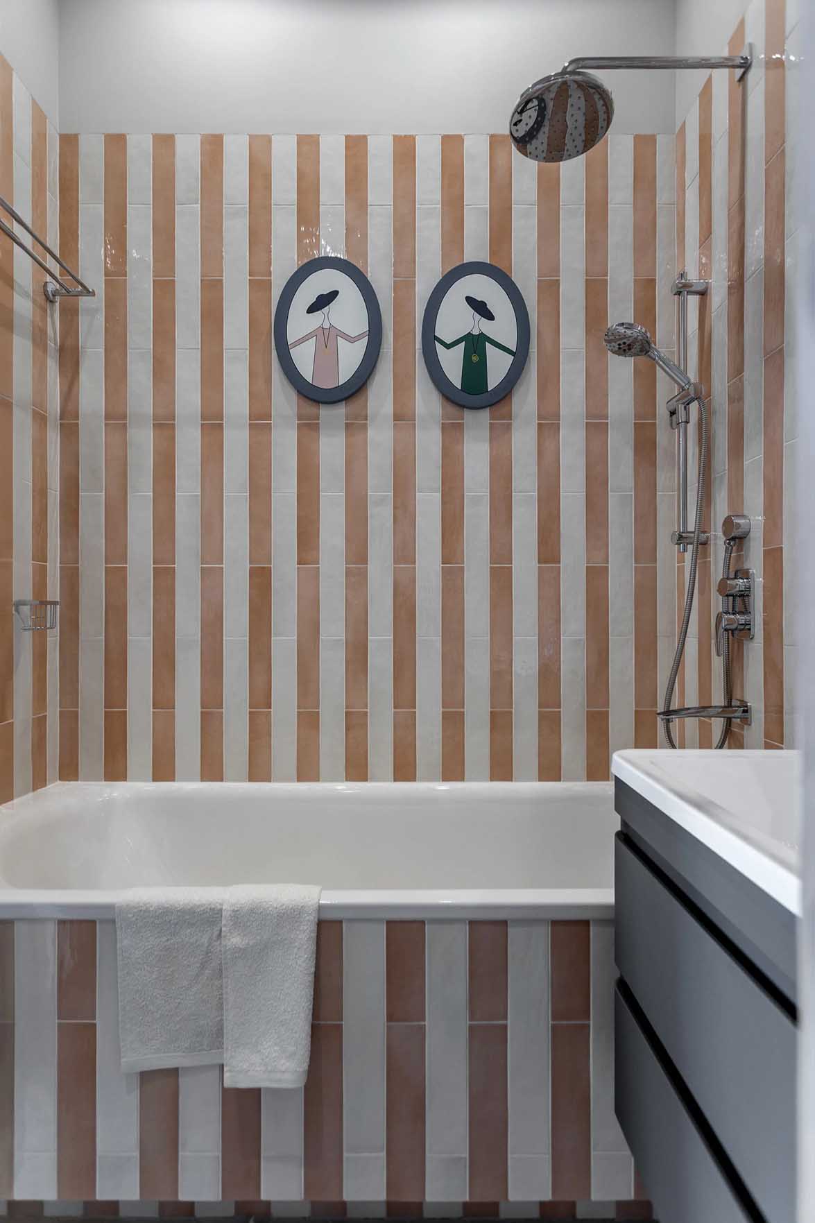 Bátor színhasználat, különleges tapéták 67 m2-es lakásban Bátor színhasználat, különleges tapéták 67 m2-es lakásban