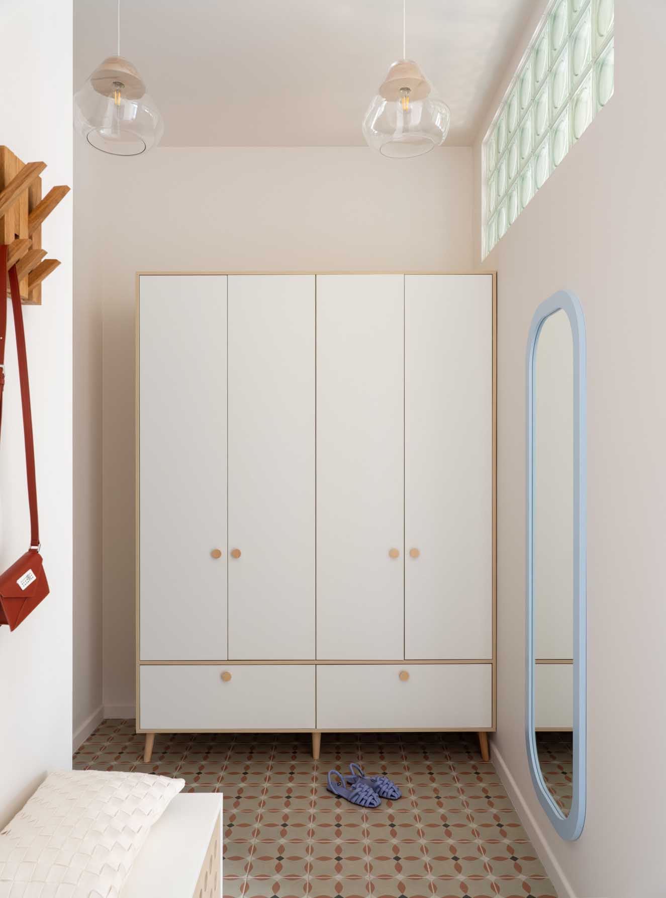 Pasztell színek, tudatos zónázás és olvasósarok az erkélyen Pasztell színek, tudatos zónázás és olvasósarok az erkélyen