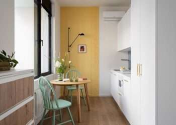 Pasztell színek, tudatos zónázás és olvasósarok az erkélyen