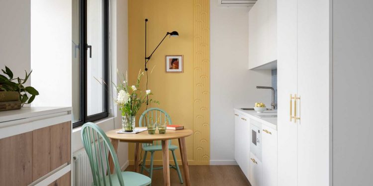 Pasztell színek, tudatos zónázás és olvasósarok az erkélyen