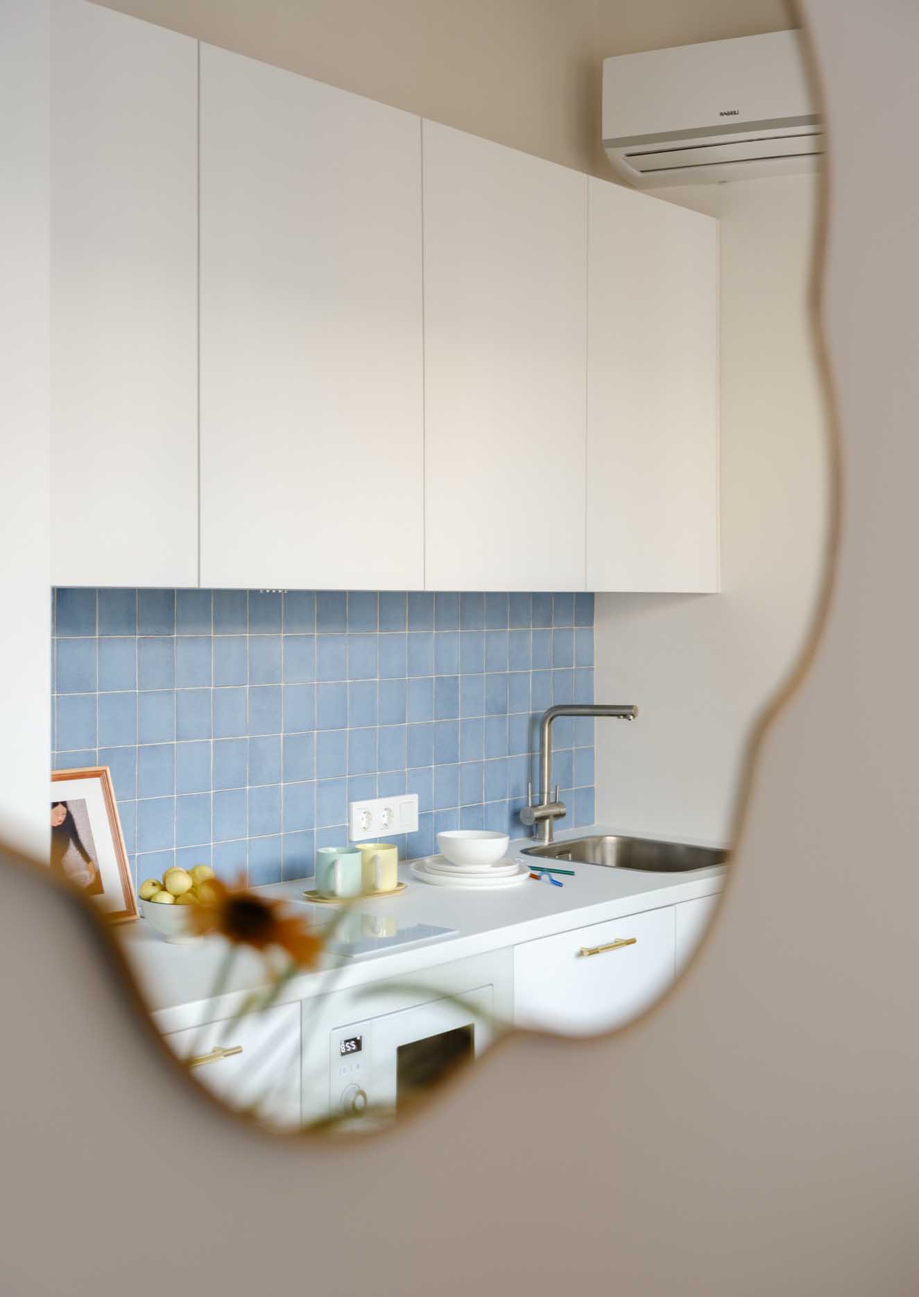 Pasztell színek, tudatos zónázás és olvasósarok az erkélyen Pasztell színek, tudatos zónázás és olvasósarok az erkélyen