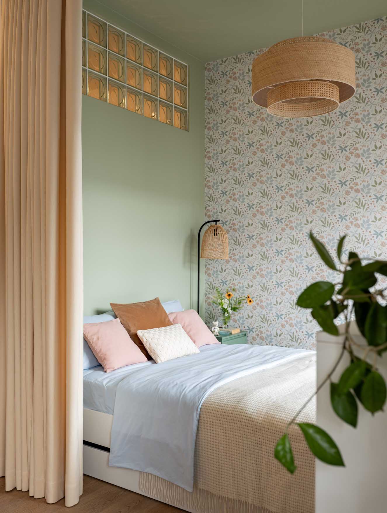 Pasztell színek, tudatos zónázás és olvasósarok az erkélyen