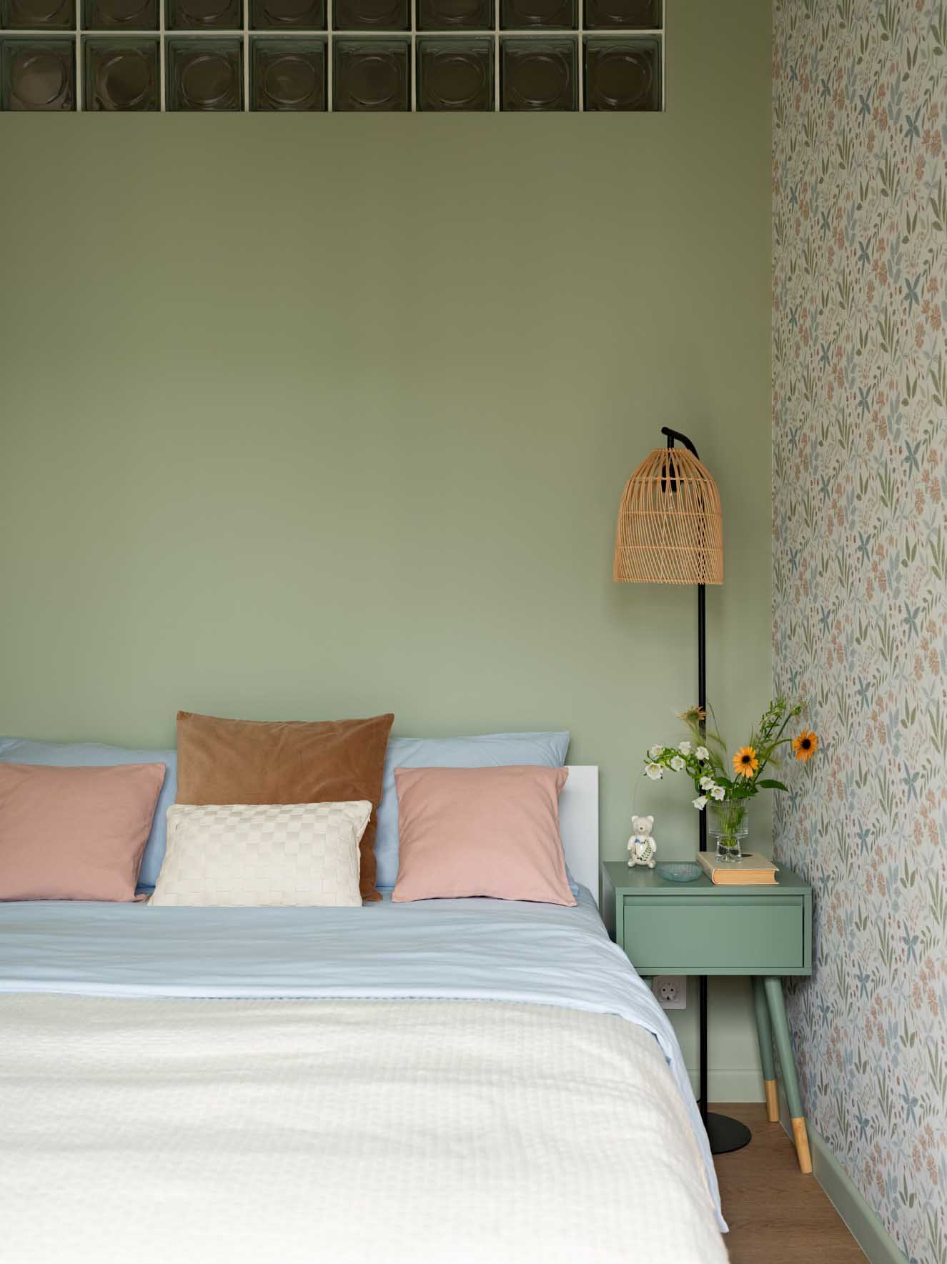 Pasztell színek, tudatos zónázás és olvasósarok az erkélyen Pasztell színek, tudatos zónázás és olvasósarok az erkélyen