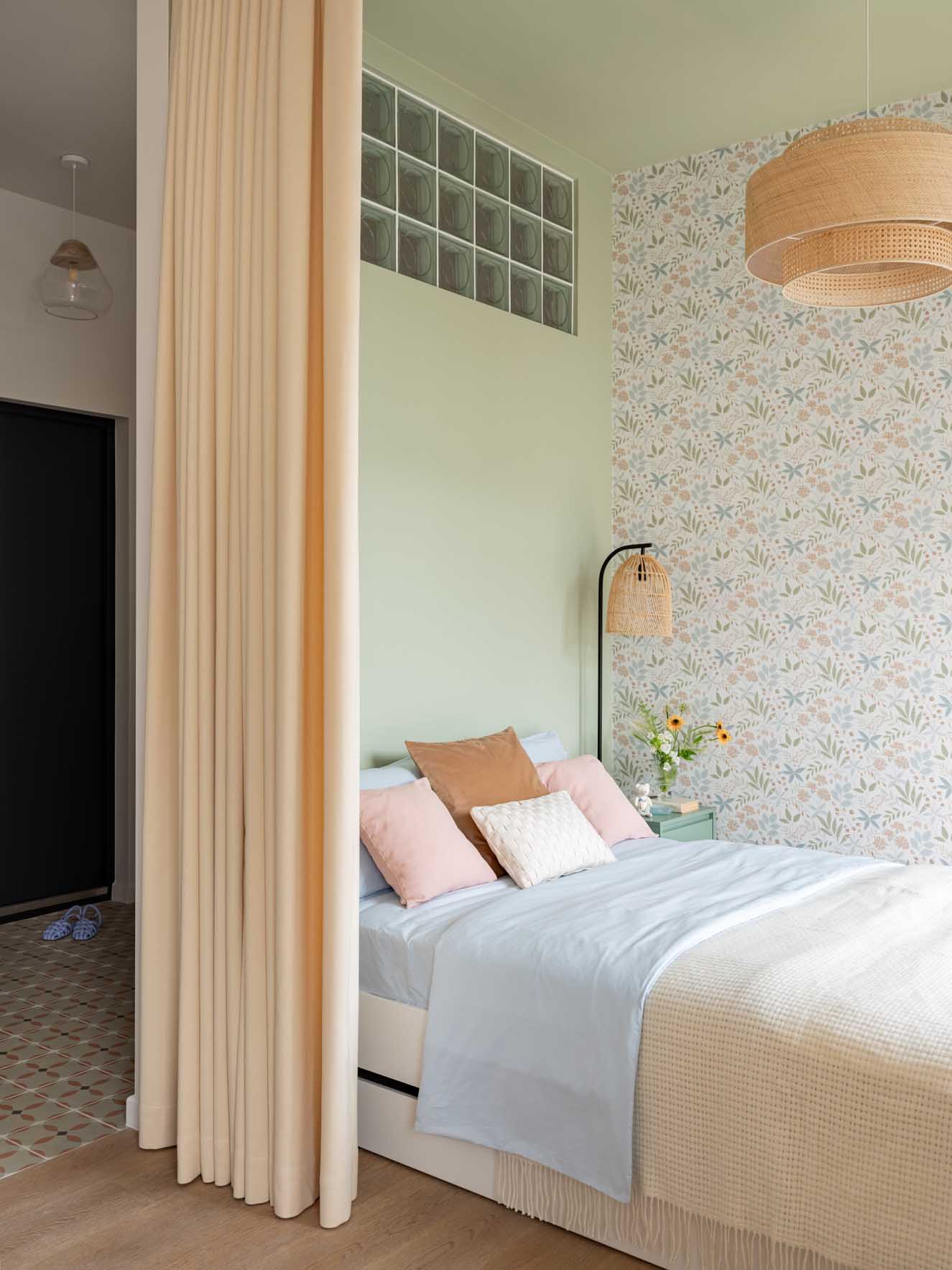 Pasztell színek, tudatos zónázás és olvasósarok az erkélyen Pasztell színek, tudatos zónázás és olvasósarok az erkélyen