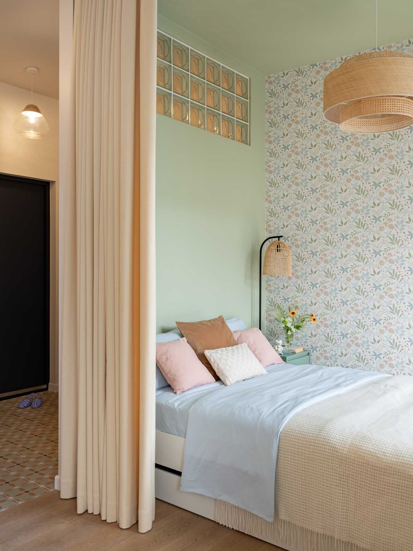 Pasztell színek, tudatos zónázás és olvasósarok az erkélyen Pasztell színek, tudatos zónázás és olvasósarok az erkélyen