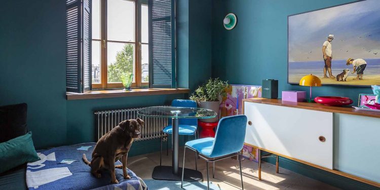 Díszletszerű otthon, ahol a színek rendezik a teret