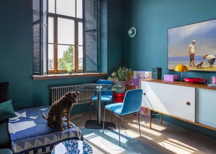 Díszletszerű otthon, ahol a színek rendezik a teret