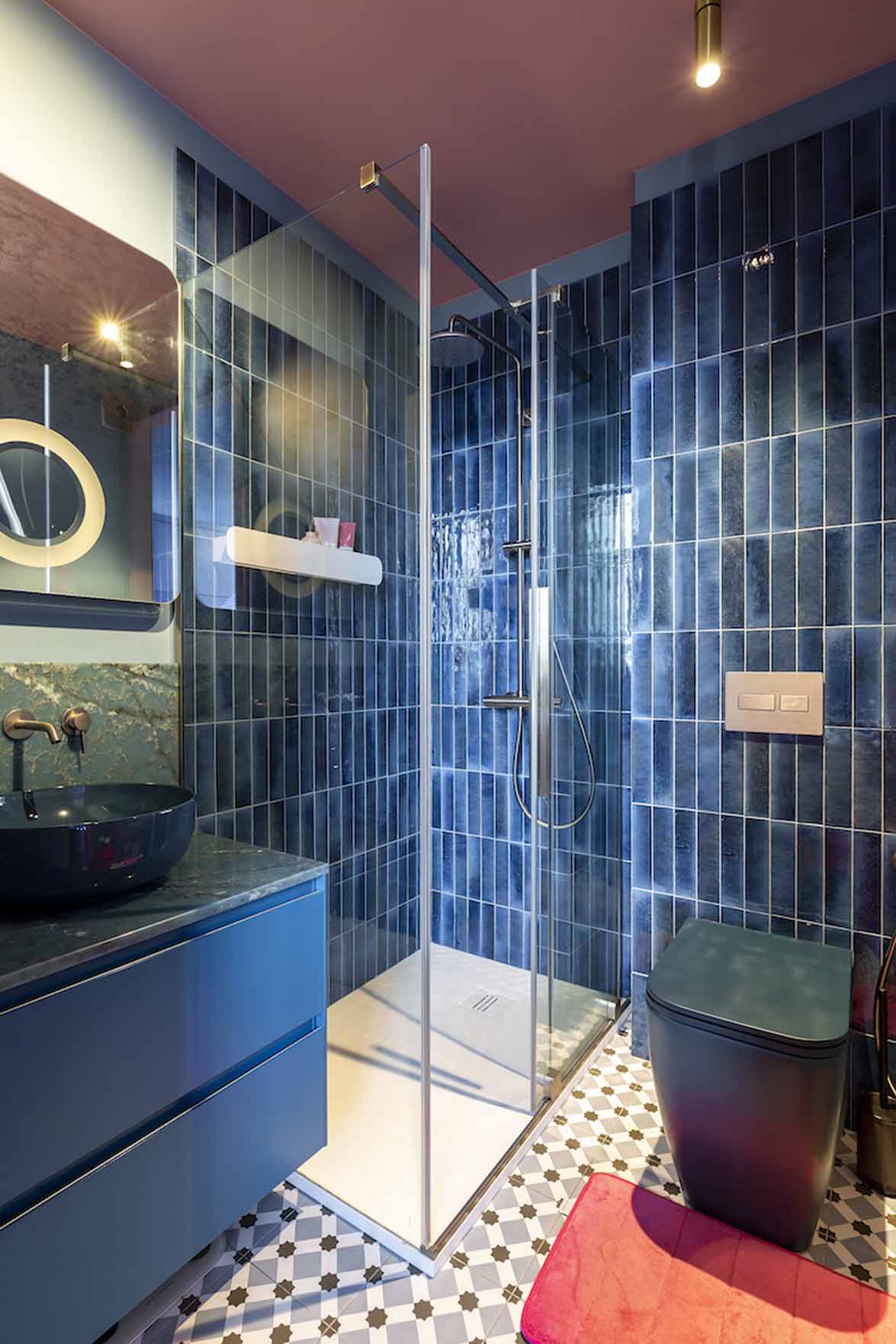 Díszletszerű otthon, ahol a színek rendezik a teret