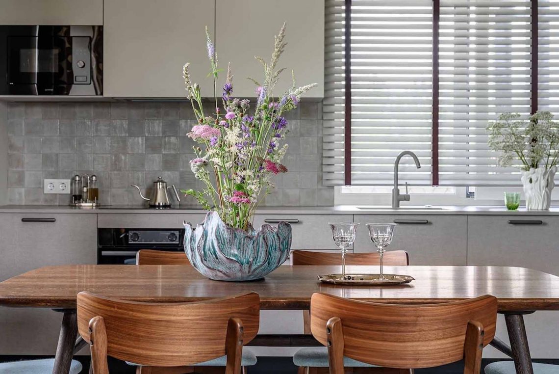 Eklektikus berendezés: modern megoldások retro bútorokkal és keleti inspirációval