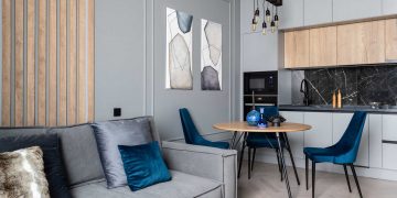 Szürke, kék és természetes textúrák harmóniája