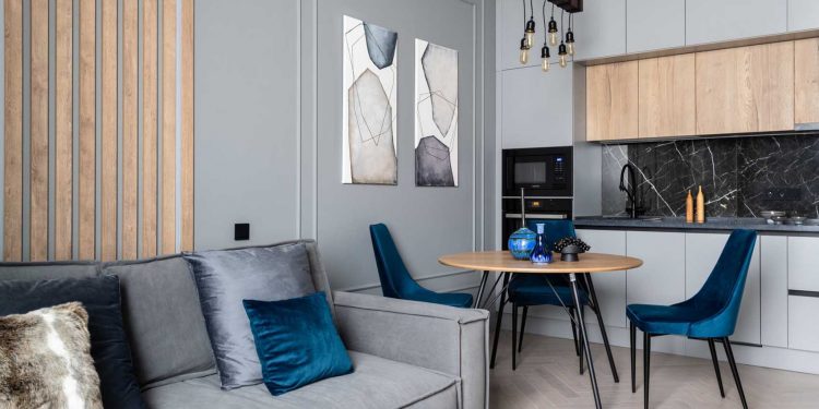 Szürke, kék és természetes textúrák harmóniája