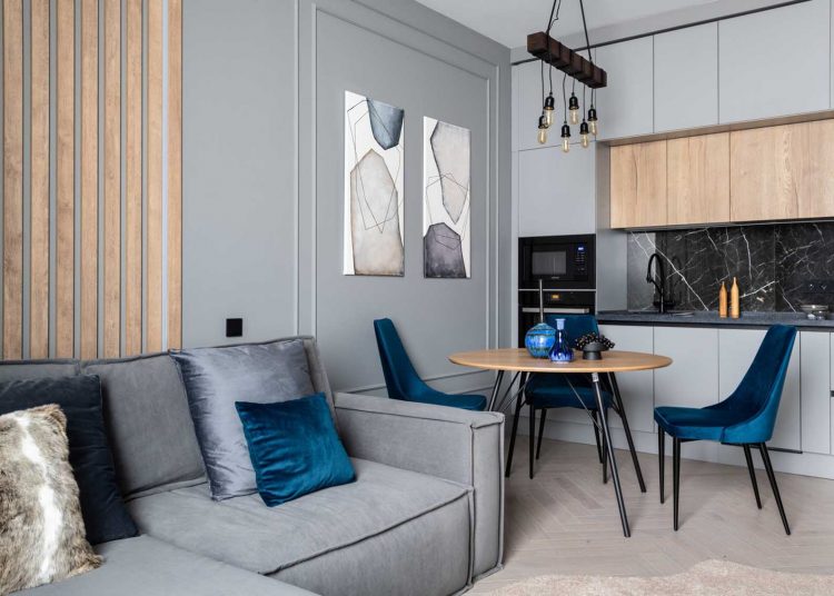 Szürke, kék és természetes textúrák harmóniája