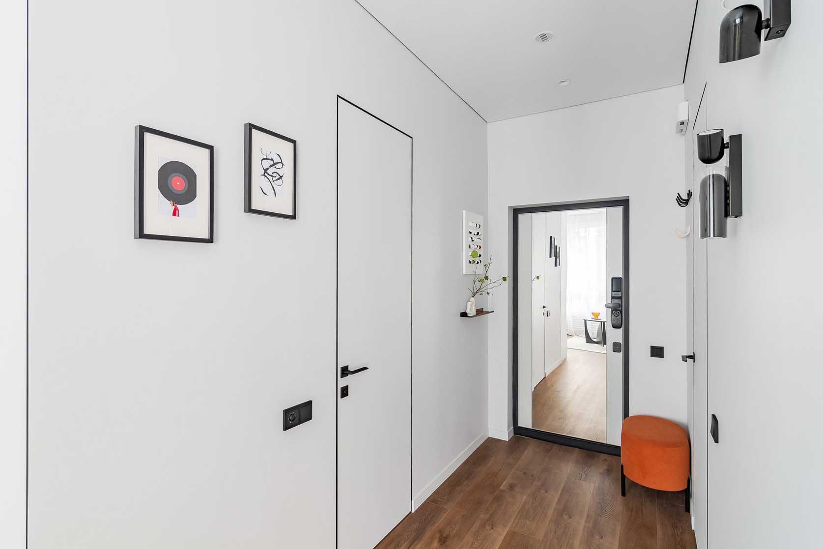 Funkcionális, világos kislakás eltolható üvegfallal