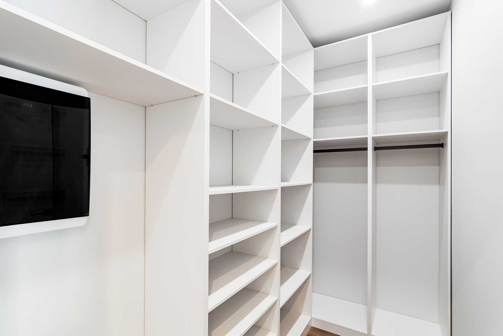 Funkcionális, világos kislakás eltolható üvegfallal