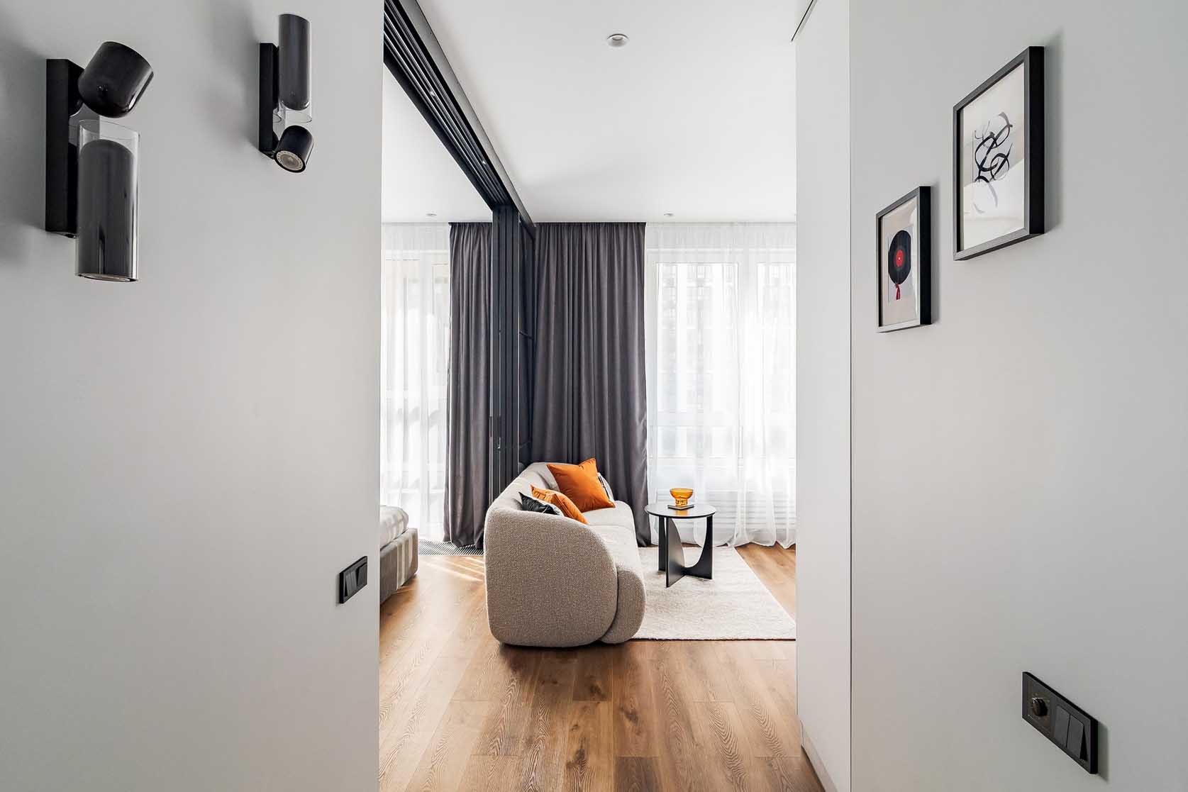 Funkcionális, világos kislakás eltolható üvegfallal