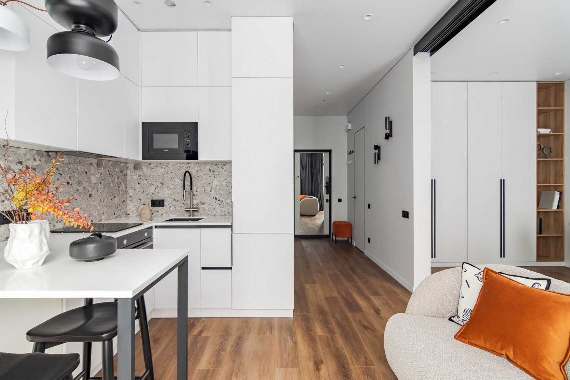 Funkcionális, világos kislakás eltolható üvegfallal