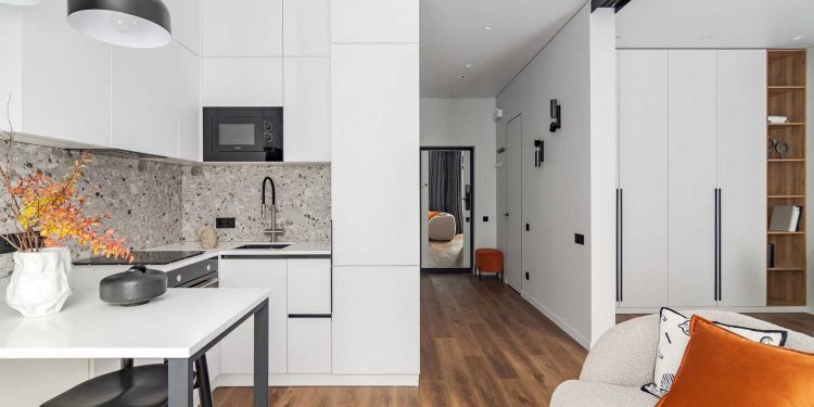 Funkcionális, világos kislakás eltolható üvegfallal