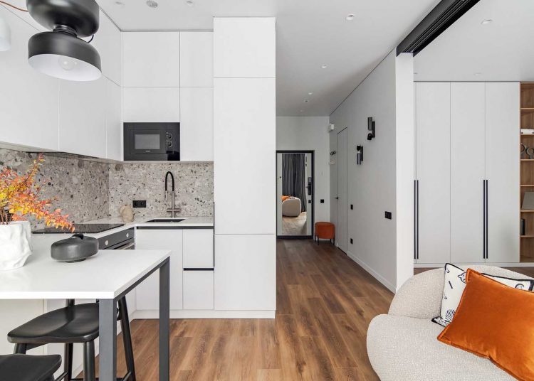 Funkcionális, világos kislakás eltolható üvegfallal