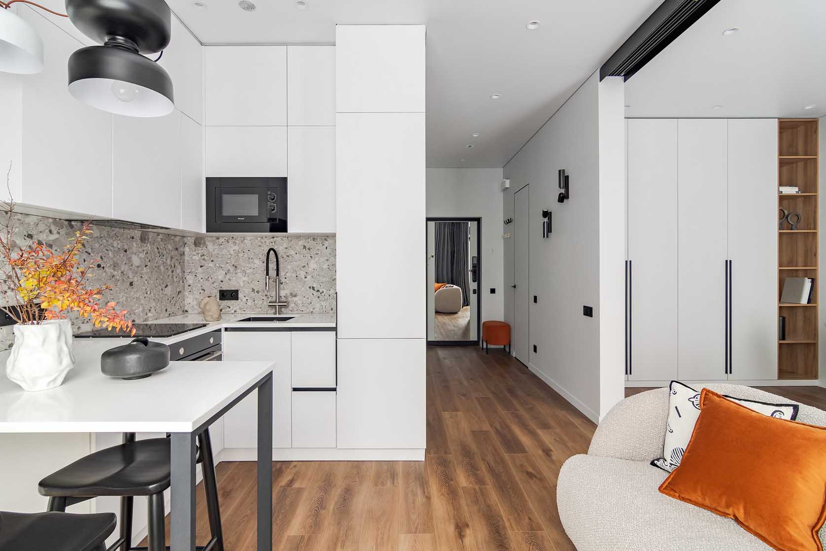 Funkcionális, világos kislakás eltolható üvegfallal